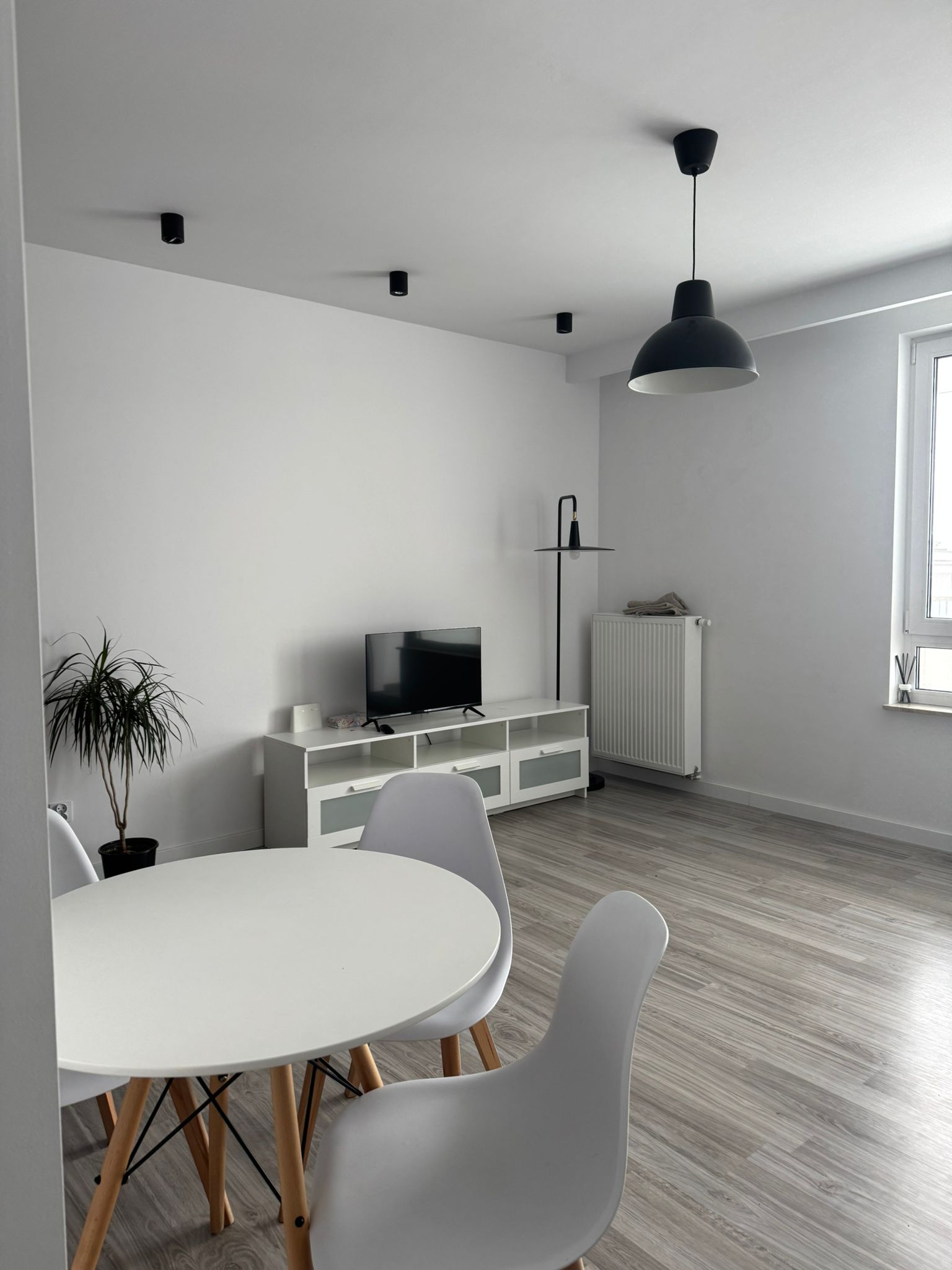 Nordic Home Jemiołuszki 12 Lublin — salon z okrągłym stołem i TV, noclegi Lublin