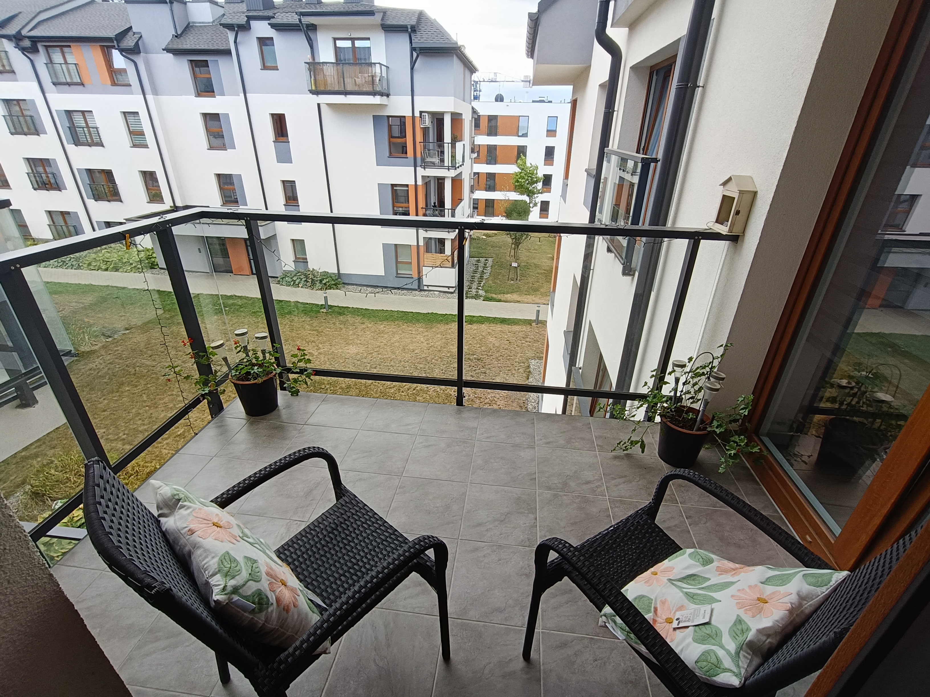 Skandynawski Zakątek balkon — krzesła rattanowe widok na dziedziniec Lublin Koncertowa 18